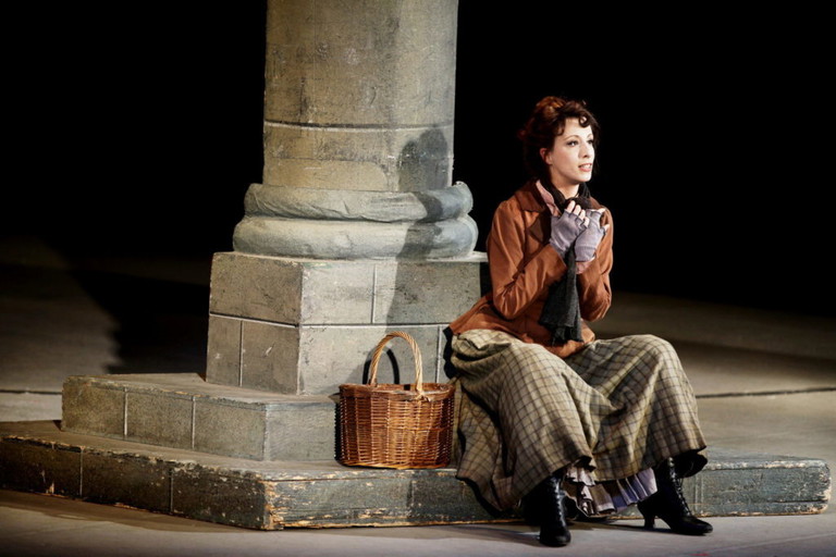 Es grünt so grün...
Auf den Spuren von Audrey Hepburn: Johanna Arrouas als Eliza Doolittle in „My Fair Lady“. Eine Paraderolle für Sängerinnen mit Schauspieltalent.