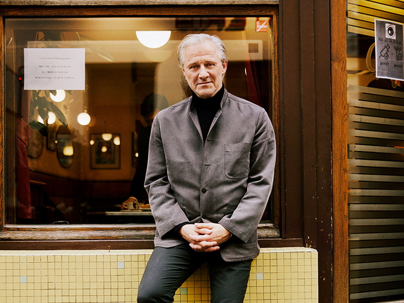 Stammgast im Café Bräunerhof. Joseph Lorenz schätzt das Kaffeehaus als verlängertes Wohn- und Arbeitszimmer. Hier liest er die Zeitungen und lernt Theatertexte.