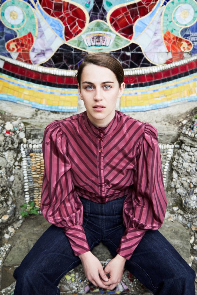 Ab 2024 ist Schauspielerin Josephine  Bloéb in einer Gastrolle in  der Serie "We Were the Lucky Ones" 