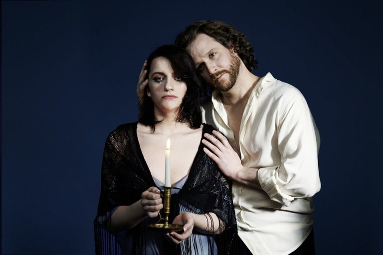 Kamilė Bontè chbaumer (Rodolfo) stehen in Klosterneuburg in „La Bohème“ auf der Bühne. 