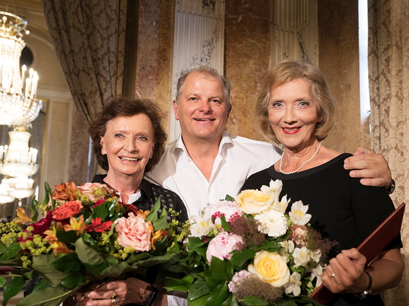 Barbara Petritsch, Martin Kušej und Elisabeth Augustin bei der Ernennung zur Kammerschauspieler*in. 