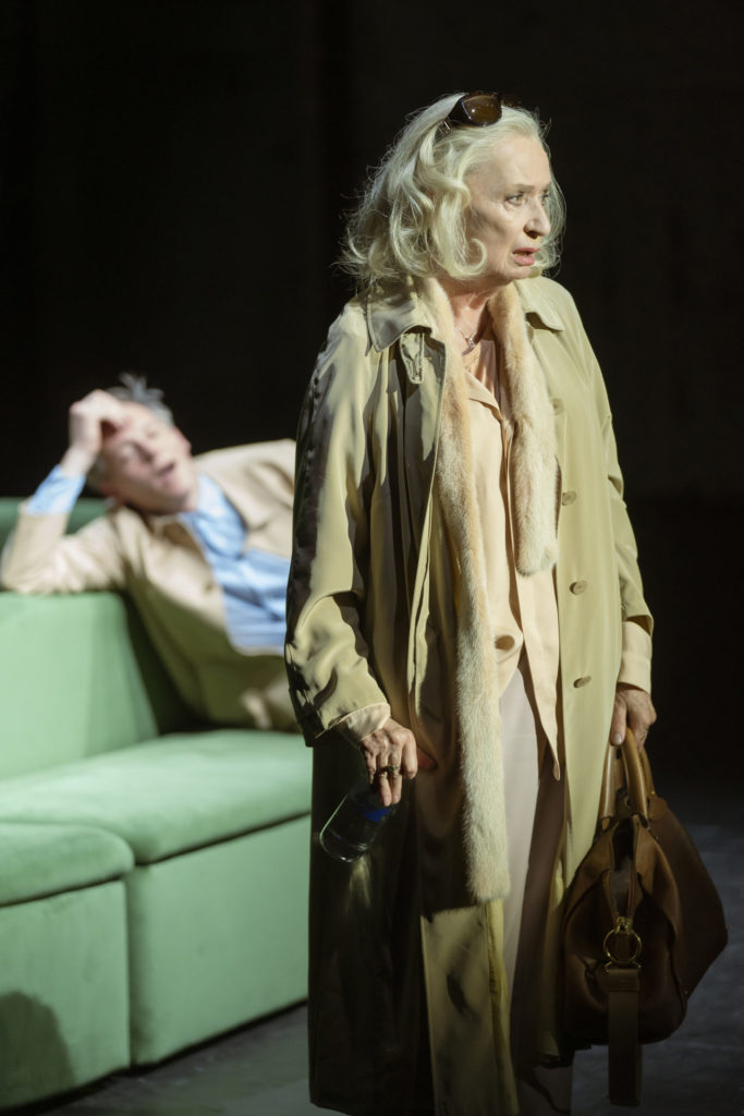 Barbara Petritsch und Johannes Zirner in „Eurotrash“. 