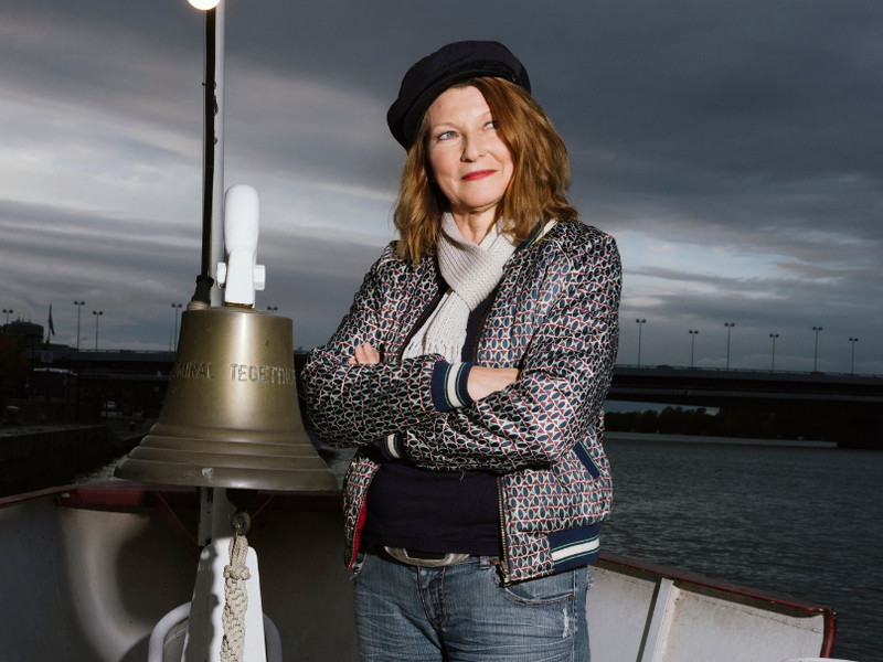 Mit „Fiddler Cap“ und Schiffsglocke. Karin Drechsel lebt in Hamburg und fühlte sich an der Donau sofort wohl.
„Dieser Teil der Stadt vermittelt ein ganz anderes Wienbild.“