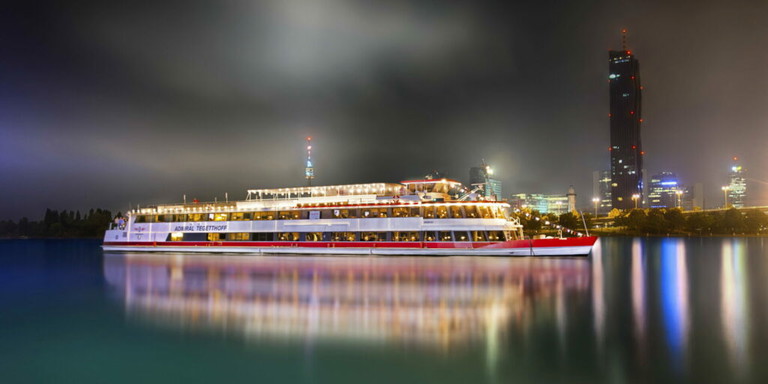 Hafenflair in Wien. Die „MS Admiral Tegetthoff“ nicht am Nordmeer, sondern in abendlicher Festbeleuchtung vor der beeindruckenden Skyline der Stadt.