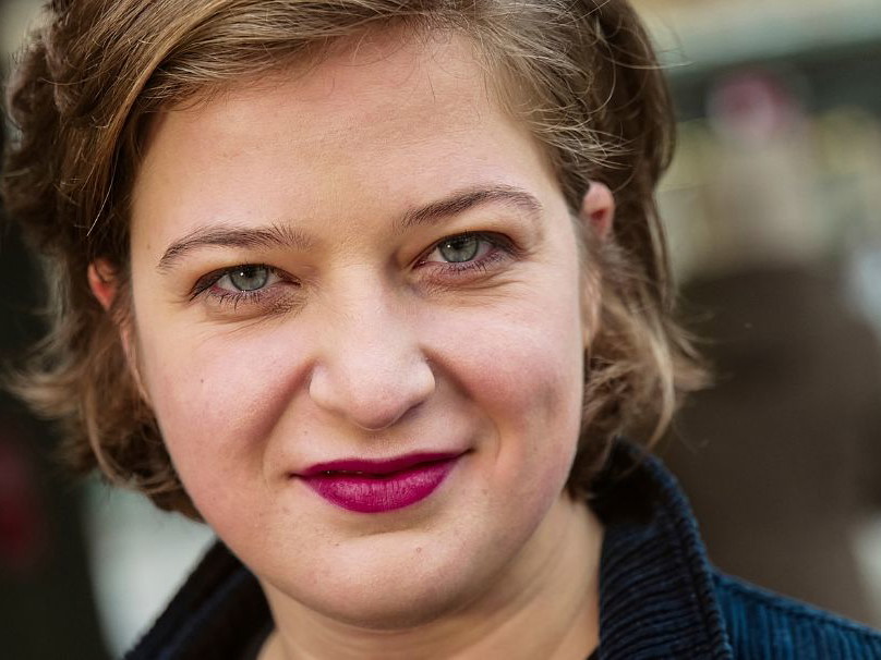 Mira Stadler geboren 1992 im slowenischen Teil Kärntens. Studierte Kultur- und Sozialanthropologie, danach Schauspielregie unter Martin Kušej am Max Reinhardt Seminar. „Mädchen wie die“, ihre erste Arbeit für junges Publikum, gewann 2022 den Kinder- und Jugendtheaterpreis STELLA in der Kategorie „Herausragendes Stück für Jugendliche“. 