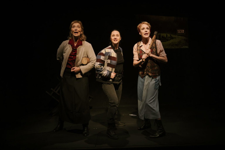 Elisabeth Augustin, Lena Kalisch und Stefanie Dvorak in „Karpatenflecken“.