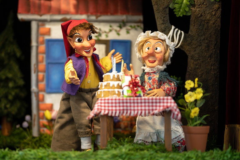Klassisches Personal des Puppenspiels: Kasperl und die Großmutter.