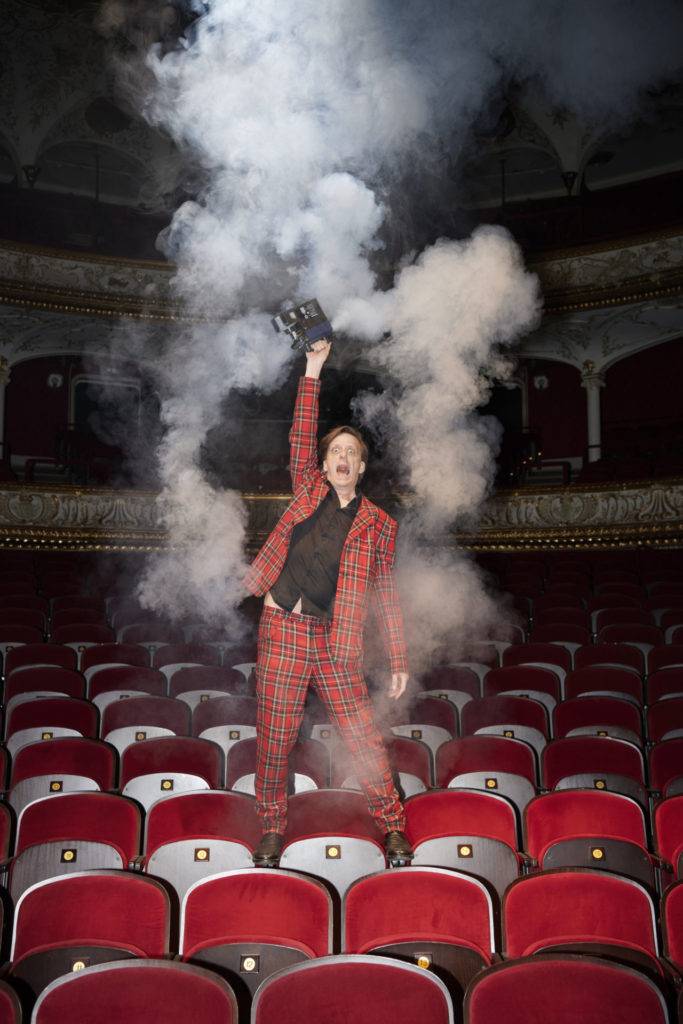 Volkstheater-Direktor Kay Voges mit der Nebelmaschine im renovierten Theater.