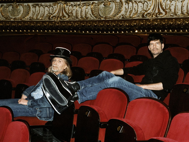 Uwe Schmieder und Frank ­Genser im Zuschauerraum des neuen Volkstheaters: ­Genser trägt die Schuhe aus dem Stück „­Endspiel“, Schmieder seinen ­Requisitenhut.