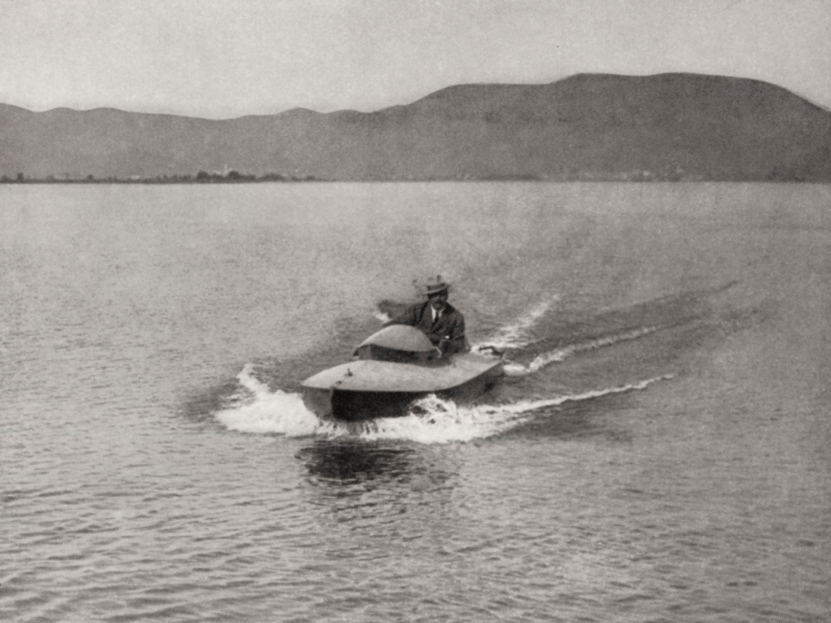 Giacomo Puccini in seinem Motorboot. 22. Dezember 1858.