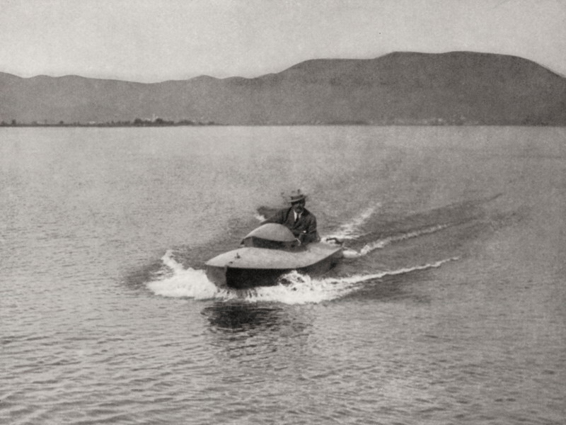 Giacomo Puccini in seinem Motorboot. 22. Dezember 1858.
