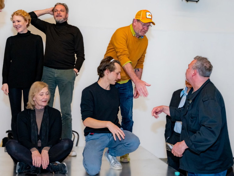 
Probenstart von „Tartuffe“ in Wien: v.l.n.r.: Stefanie Dvorak, Stefan Jürgens, davor: Elisabeth Augustin, Skye MacDonald, Guntbert Warns, Dirk Nocker.
