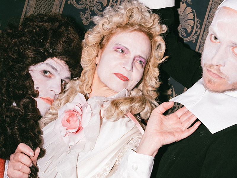 Wojo van Brouwer, Michou Friesz und 
Emanuel Fellmer in „Molière oder der Heiligenschein der Scheinheiligen“ bei den Sommerspielen Perchtoldsdorf. 