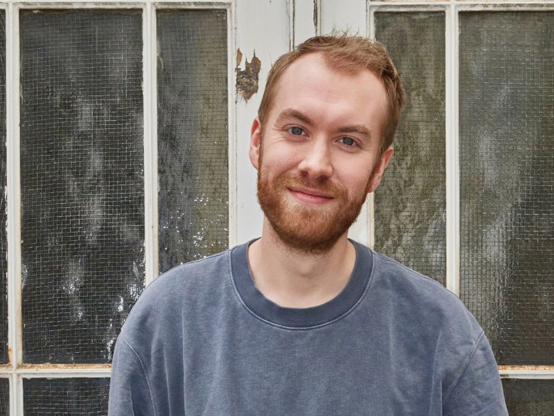 Seit 2020 ist der Regisseur und Autor Calle Fuhr Künstlerischer Leiter des Volkstheaters in den Bezirken. 