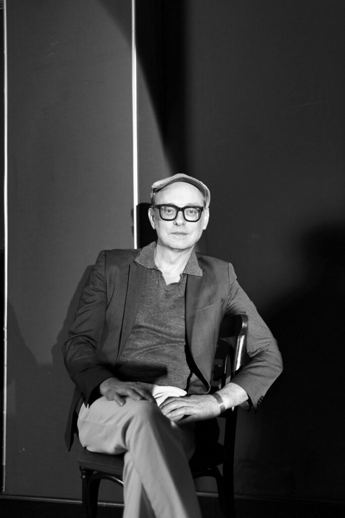 Gerald Maria Bauer ist Chefdramaturg und stellvertretender künstlerischer Leiter im Theater der Jugend und inszenierte dort zuletzt „Ein Kind“, basierend auf der gleichnamigen autobiografischen Erzählung von Thomas Bernhard und dem einige Jahre zuvor erschienenen Roman „Der Keller“. Gerald Maria Bauer studierte Philosophie, Theater- und Musikwissenschaft in Wien und Berlin.