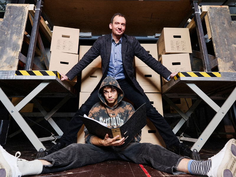 Auf der Probebühne. Wir haben David Fuchs und Jasper Engelhardt dort getroffen und fotografiert, wo sie sich normalerweise ins Universum Franz Kafkas stürzen – auf der Probebühne im Renaissancetheater. 