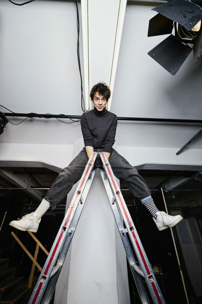 Jasper Engelhardt machte zunächst eine Ausbildung zum Elektroniker, ehe er an der Zürcher Hochschule der Künste Schauspiel studierte. Es folgten Engagements am Staatstheater Darmstadt, am Schauspielhaus Zürich und am Theater der Jugend in Wien. Er steht auch immer wieder für Filmprojekte vor der Kamera und war zuletzt für den Deutschen Schauspielpreis nominiert.