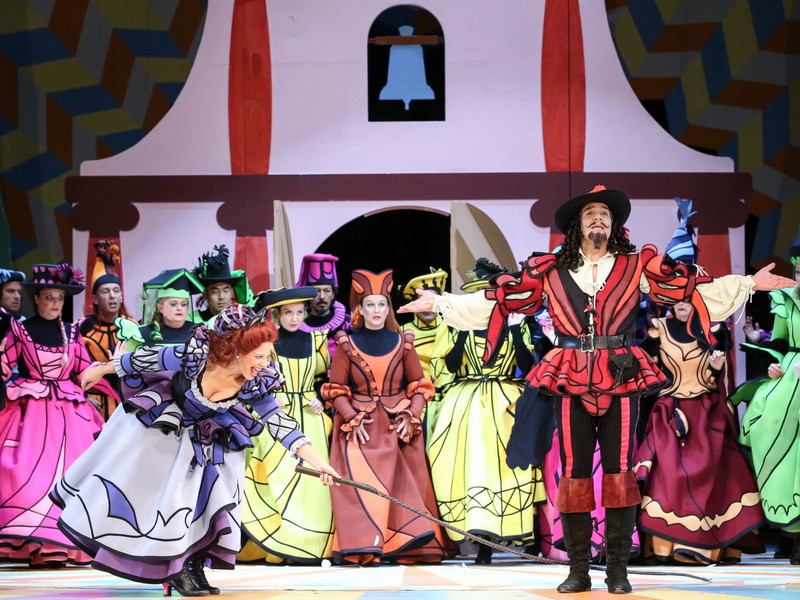 Ursula Pfitzner enberger (Fred Graham / Petruchio) und der Chor in der Inszenierung der Wiener Volksoper. 