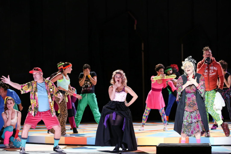 Wolfgang Gratschmaier is Lane / Bianca), Sulie Girardi (Hattie) und Martin Bermoser (Paul) in der Wiener Volksoper. 