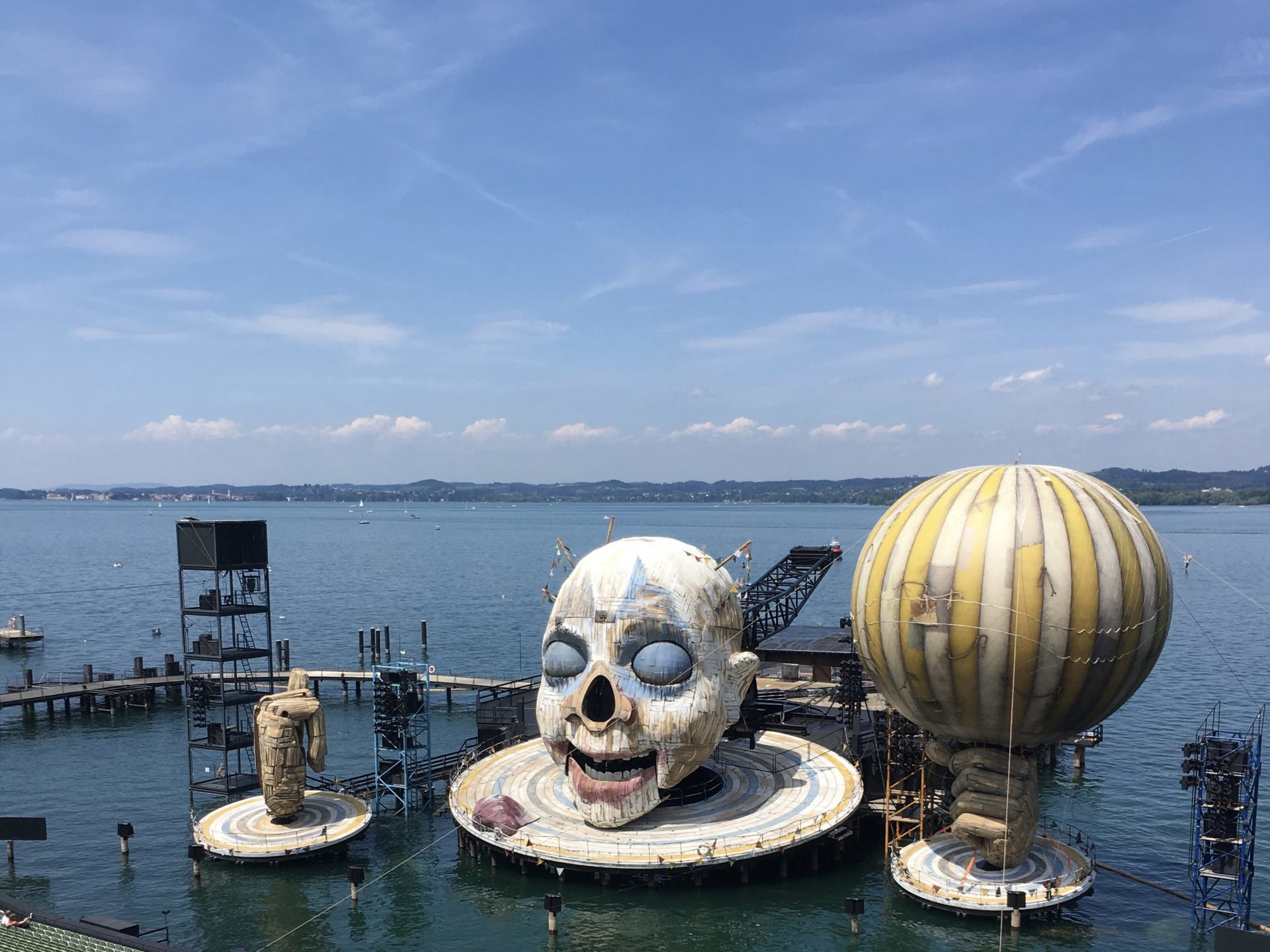 Nachhaltigkeit wird in Theaterbetrieben ein immer größeres Thema. Die Bregenzer Festspiele verschreiben sich schon seit Jahren dem nachhaltigen Wirtschaften und Umweltschutz. Am Rande des Trinkwasserspeichers Bodensee werden zum Beispiel nur wasserlösliche Farben verwendet.