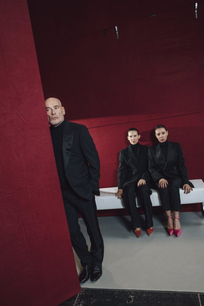 Dysfunktionales Geschwistergefüge.
Johannes Krisch, Maria Köstlinger und Sandra Cervik verwandeln sich beim Fotoshooting auf der Probebühne der Josefstadt in Aspern in „Ritter, Dene, Voss“.