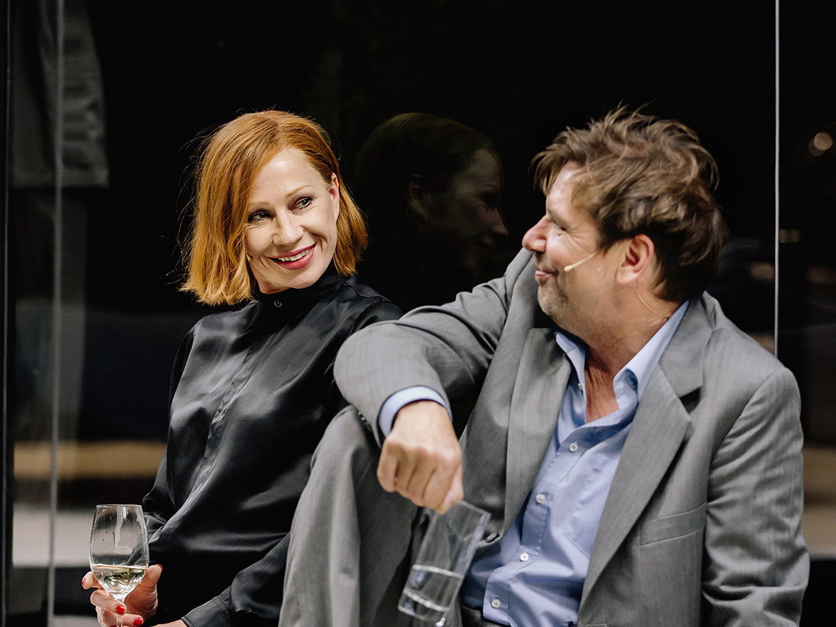 Birgit ­Minichmayr und Michael ­Maertens kreisen in „Komplizen" im Wiener Burgtheater um sich selbst und umeinander. 