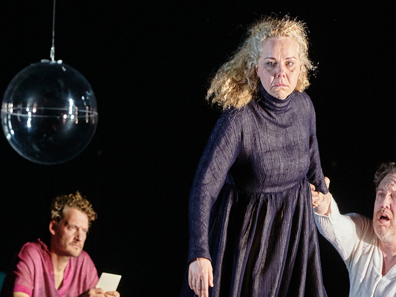 Felix Rech, Sarah Viktoria Frick und Nicholas Ofczarek in „Geschichten aus dem Wiener Wald".