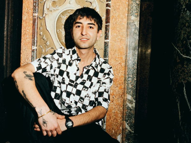 Lotfullah Yusufi ist im Jahr 2015 als 15-Jähriger allein nach Österreich geflohen. 2016 trat er das erste Mal im Vestibül des Burgtheaters auf und spielte danach mit der Theatergruppe SPIGL auf Theaterfestivals, Parkplätzen, im Zirkuszelt und beim Heurigen. In „Lotfullah & die Staatsbürgerschaft“ erzählt er – wieder im Vestibül – seine Geschichte.