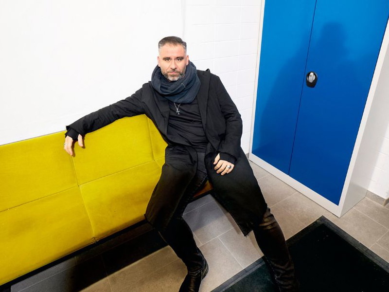 In beiden Welten zu Hause. Paul-Georg Dittrich mag es, Sprech- und Musiktheater miteinander zu verschmelzen. In „Villa Orlofsky“ sind daher sowohl Schauspieler*innen als auch Sänger*innen auf der Bühne.