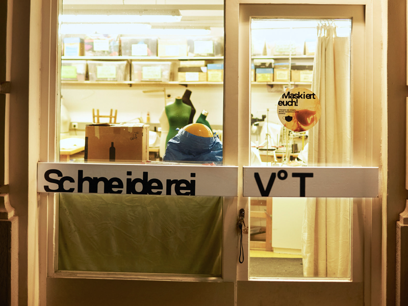 Eingang zur Schneiderei. 
Schräg gegenüber dem Volkstheater gelegen; durch einen Innenhof kommt man zur Schneiderei des Wiener Volkstheaters.