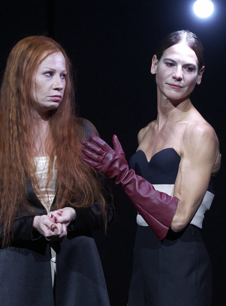 Birgit Minichmayr und BIbiana Beglau bei der Aufführung von „Maria Stuart" bei den Salzburger Festspielen. 
