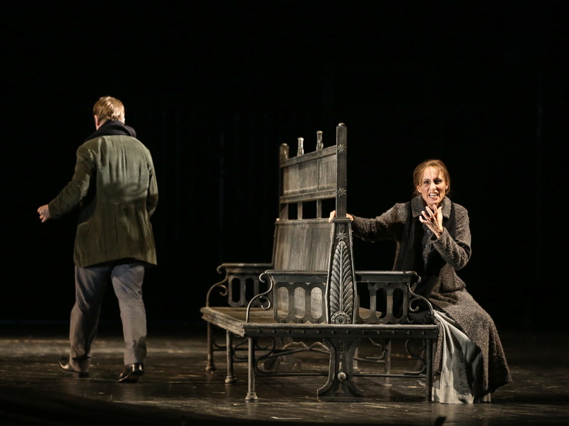 In der Wiener Volksoper ist die Oper „La Bohème“   unter der Regie von Harry Kupfer in italienischer Sprache mit deutschen Übertiteln zu sehen. 