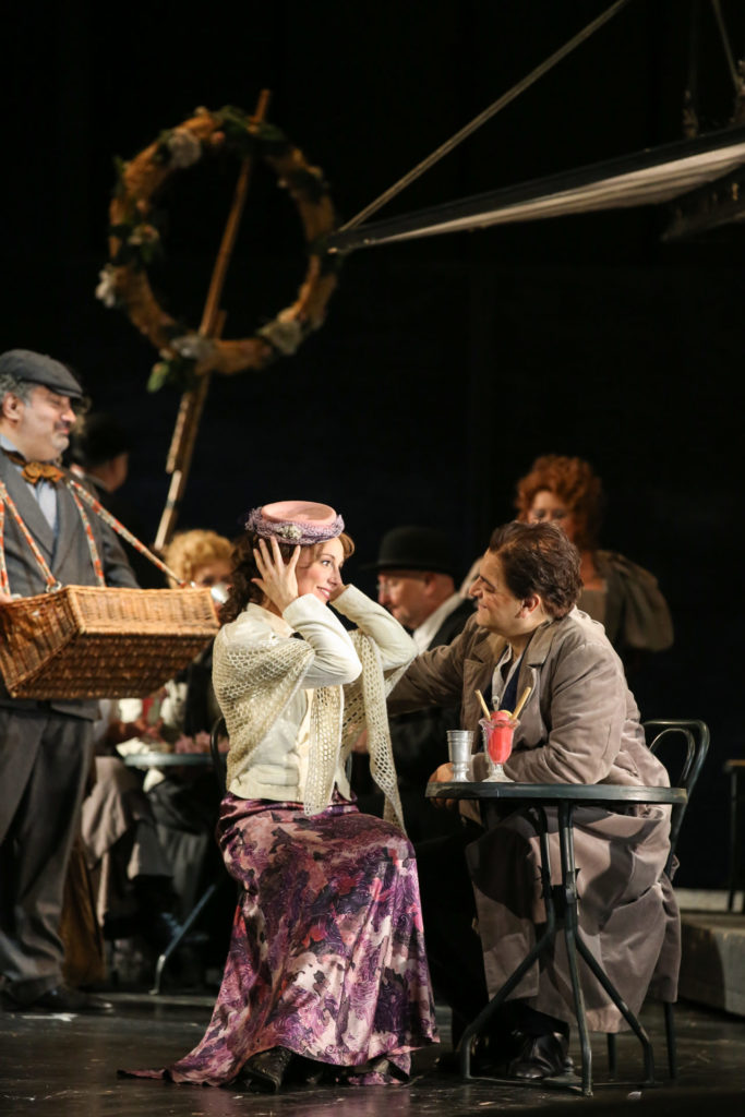 Anett Fritsch singt die  Mimì und Giorgio Berrugi den Rodolfo in der Volksoper Wien.