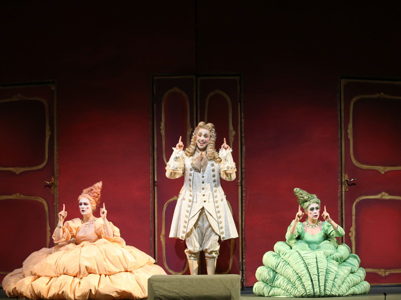 Lauren Urquhart evičius (Dandini), Stephanie Maitland (Tisbe) in der Inszenierung von „La Cenerentola“ in der Volksoper Wien. 