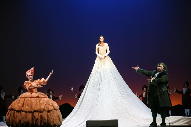 Lauren Urquhart  (Angelina, Cenerentola), Misha Kiria (Don Magnifico).