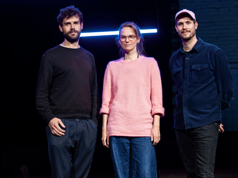 In ihren Theater- und Filmprojekten befassen sich Moritz Riesewieck, Cosima Terrasse und Hans Block meist mit digitalen Innovationen
und Mechanismen der Datenverarbeitung. Zuletzt war ihre Uraufführung
„Wo du mich findest“ in den Münchner Kammerspielen zu sehen. 2019 erhielt das Kollektiv den renommierten Grimme-Publikumspreis.