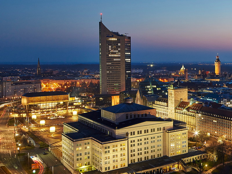 Die Stadt Leipzig feiert ihr reiches musikalisches Erbe. Schauplätze sind unter anderem das Gewandhaus und die Oper auf dem Augustusplatz.