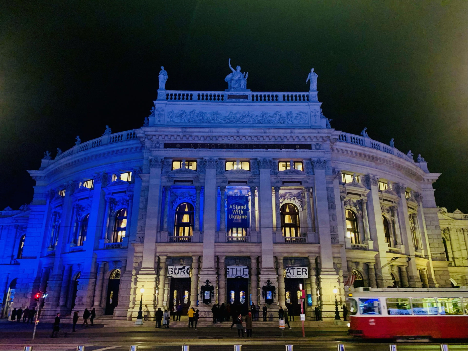 Das Burgtheater stellt sich gegen den Krieg in der Ukraine, der uns immer noch fassungslos macht.