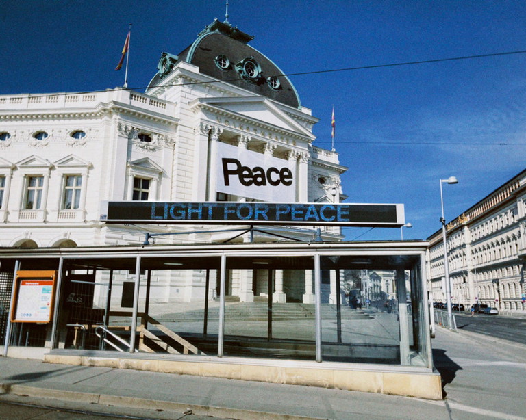 Das Volkstheater beteiligt sich an der Aktion #lightforpeace2022 der Österreichischen Theatertechnischen Gesellschaft.