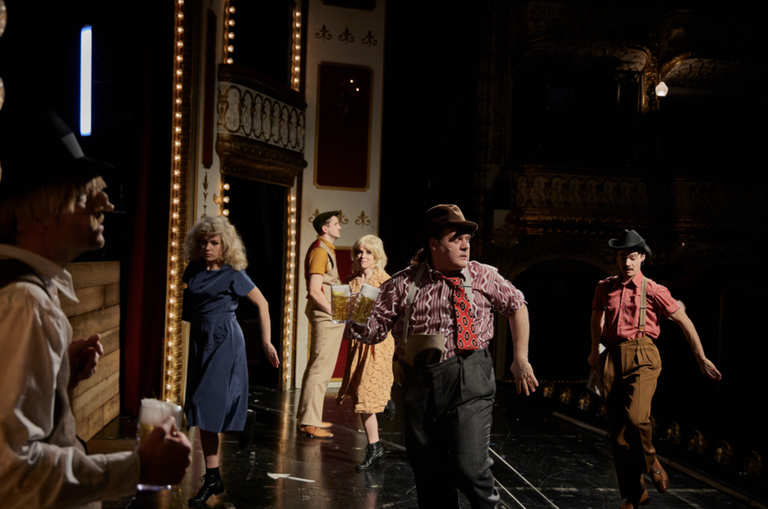 Das Ensemble von „Karoline und Kasimir“ auf der Bühne des Volkstheaters.