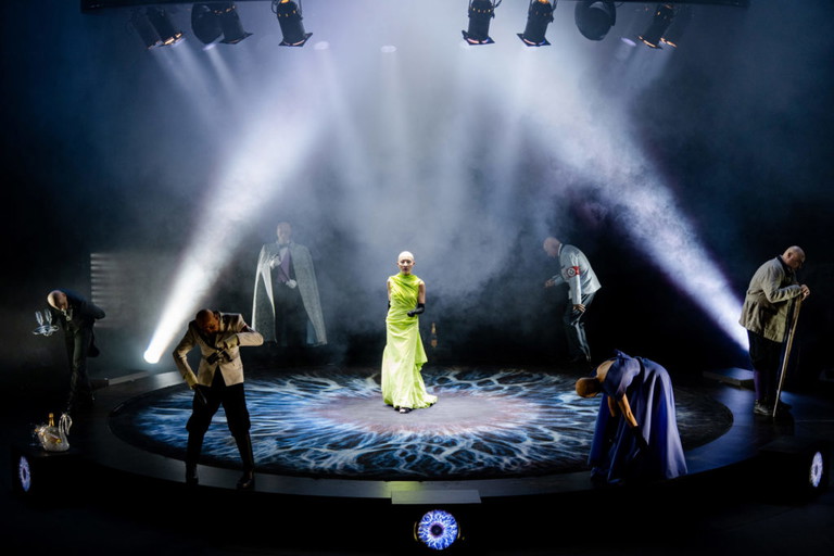 Sona MacDonald und Ensemble in „Rechnitz 