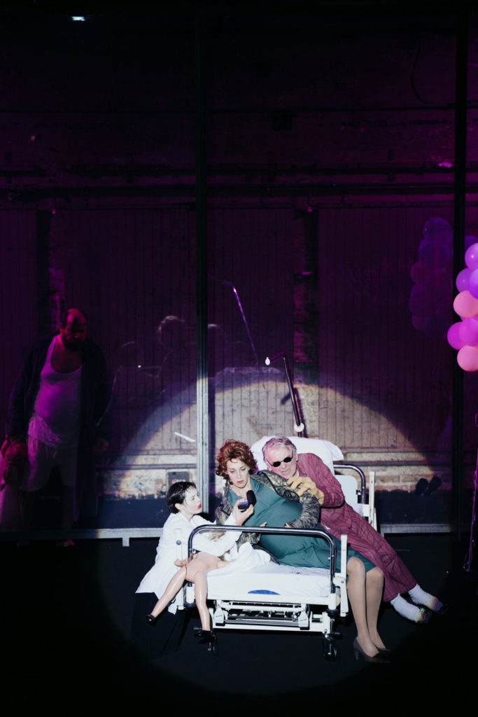 Maresi Riegner, Sophie von Kessel und Branko Samarovski in „Pelléas und Mélisande“. 