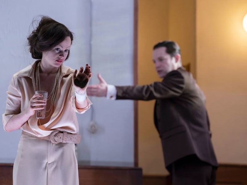 Maresi Riegner und Itay Tiran in Mateja Koležniks Inszenierung von „Fräulein Julie“.