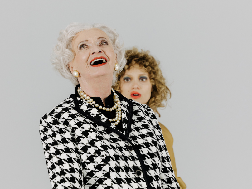 Barbara Petritsch und Mavie Hörbiger in Itay Tirans Inszenierung „Moskitos“. 