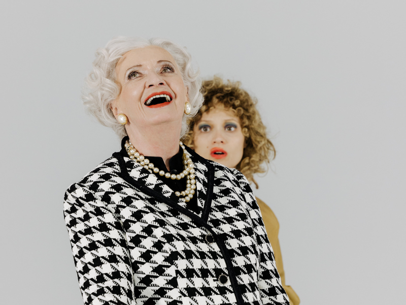 Barbara Petritsch und Mavie Hörbiger in Itay Tirans Inszenierung „Moskitos“. 