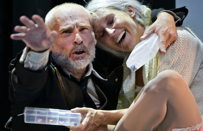 Johannes Krisch als „Er“ und Maria Köstlinger als „Sie“ in „Gemeinsam ist Alzheimer schöner“. 