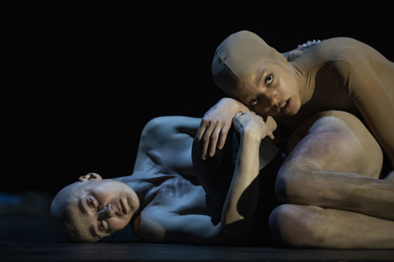 Sylvie Rohrer und Safira Robens in der Inszenierung „Die Troerinnen“.