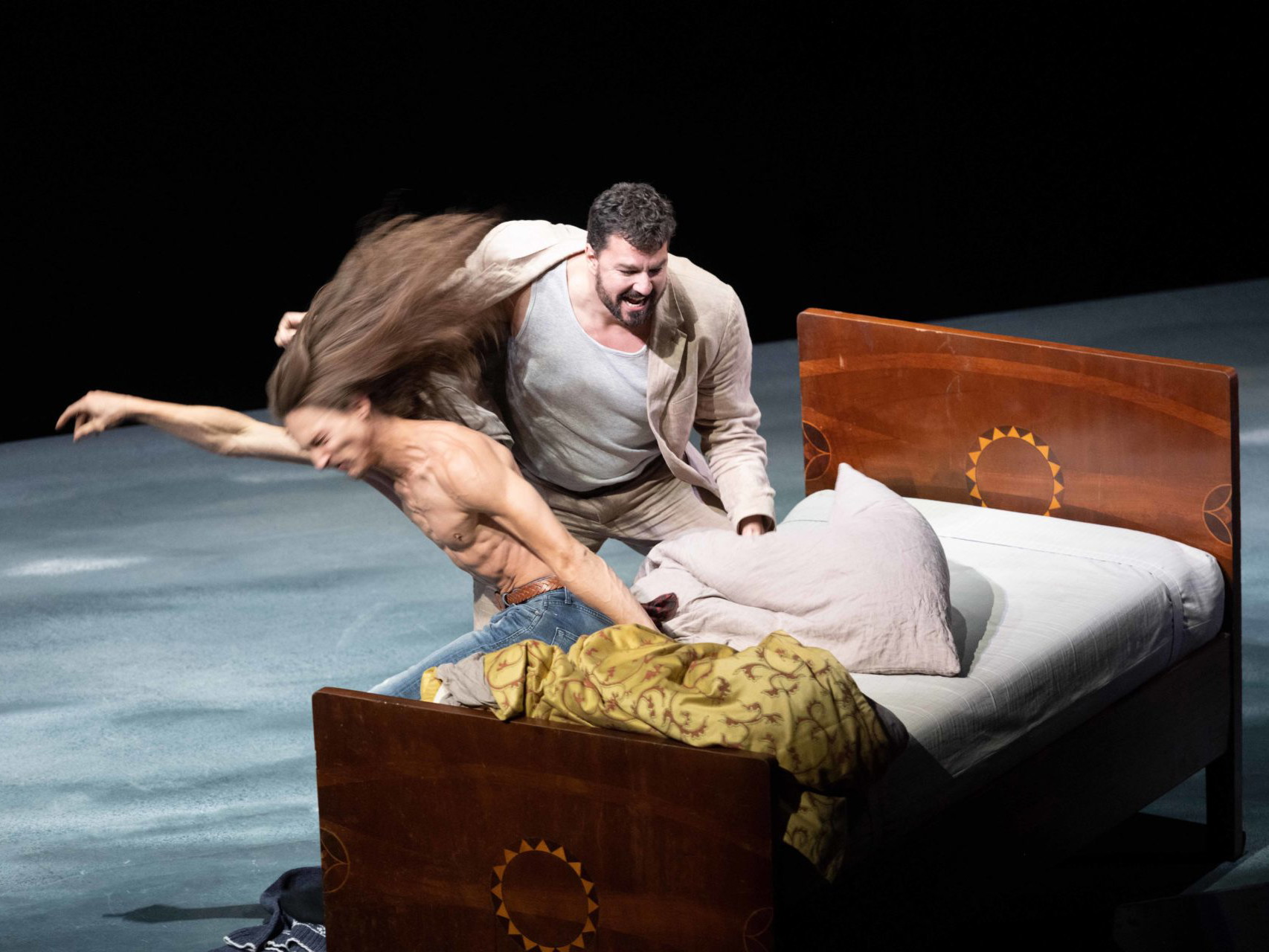 Eric Cutler ij Puchalski (John, sein Gehilfe) in einer Szene von Peter Grimes im Theater an der Wien.