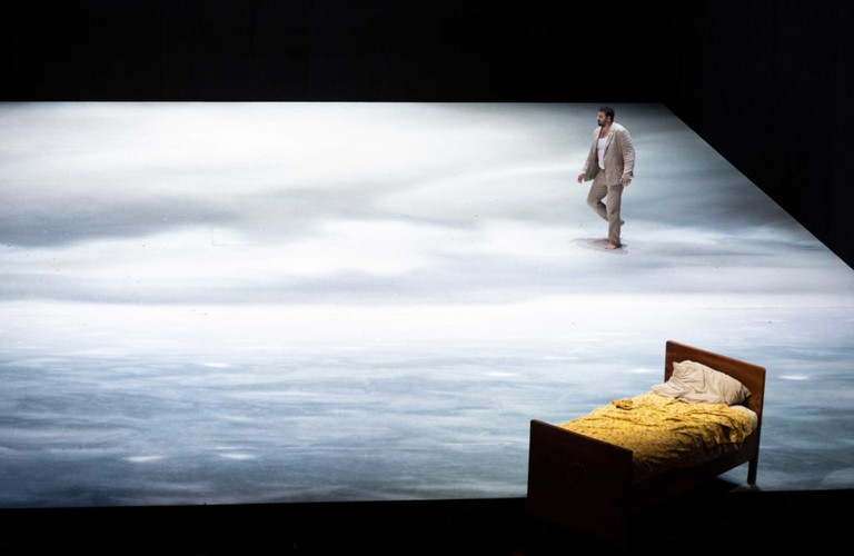 Das Bühnenbild von Peter Grimes stellt für die Interpreten eine Herausforderung dar, sorgt aber dafür, dass man von jedem Platz im Theater an der Wien hervorragend sieht.