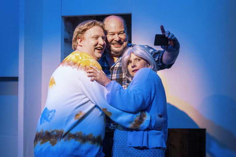 Alle spielen für alle. „Alle im Ensemble spielen für junges Publikum“, so das Credo des Burgtheaterstudios. Wie etwa Lukas Vogelsang, Rainer Galke und Dunja Sowinetz in „Liebe Grüße ... oder wohin das Leben fällt“.